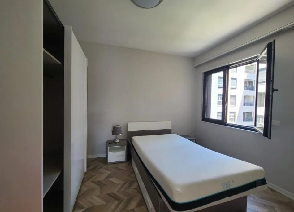 Tirane, jepet me qera apartament 3+1 Kati 2, 136 m² 1.000 € (Shkolla e Kuqe.)