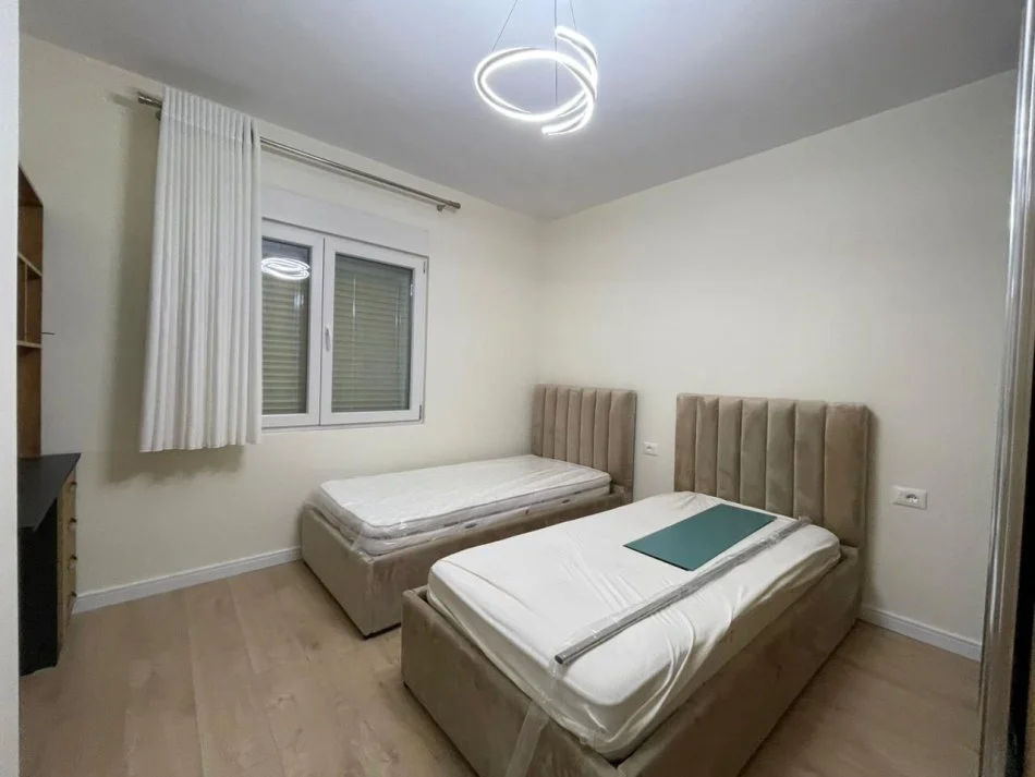 Tirane, jepet me qera apartament 2+1 Kati 8, 100 m² 800 € (Prane Lulishtes tek Komuna e Parisit.)