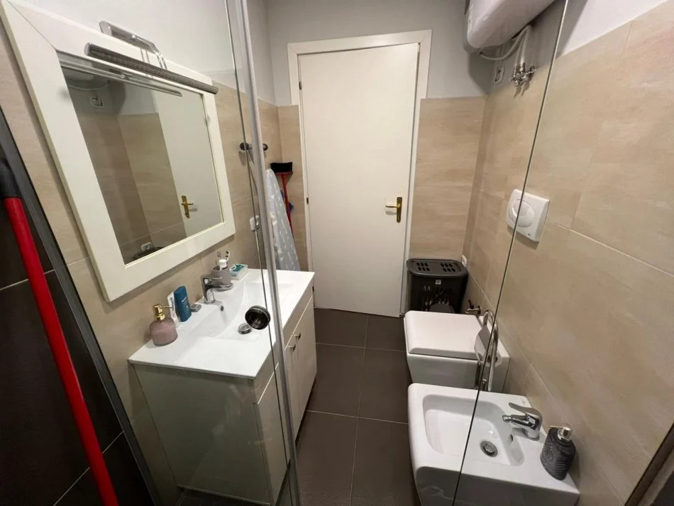 Tirane, jepet me qera apartament 2+1 Kati 3, 110 m² 900 € (Liqeni i Thate.)