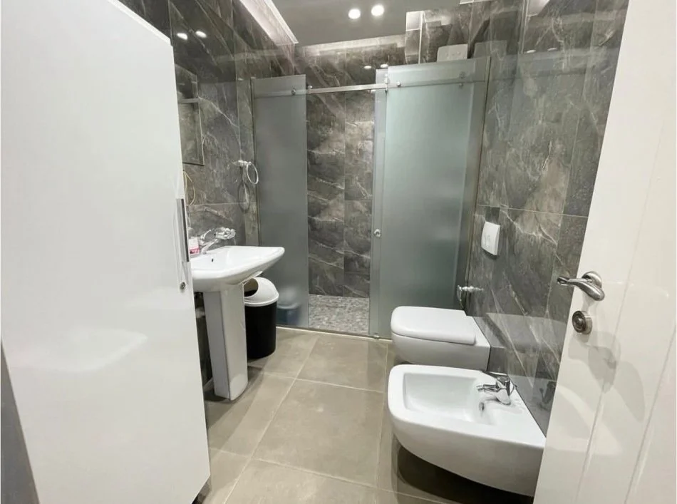 Tirane, jepet me qera apartament 2+1 Kati 8, 110 m² 800 € (Kika 2 tek Komuna e Parisit.)