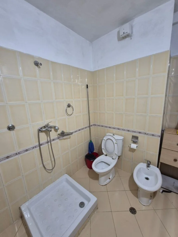 Tirane, jepet me qera apartament 2+1 Kati 2, 108 m² 600 € (Komuna e Parisit.)