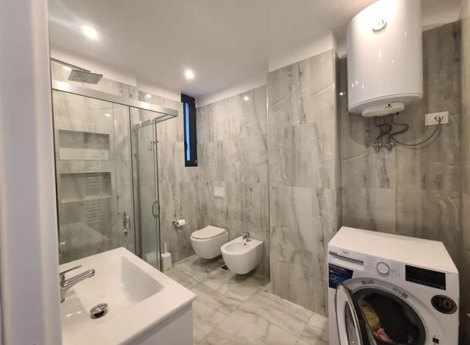 Tirane, jepet me qera apartament 3+1 Kati 2, 136 m² 1.000 € (Shkolla e Kuqe.)