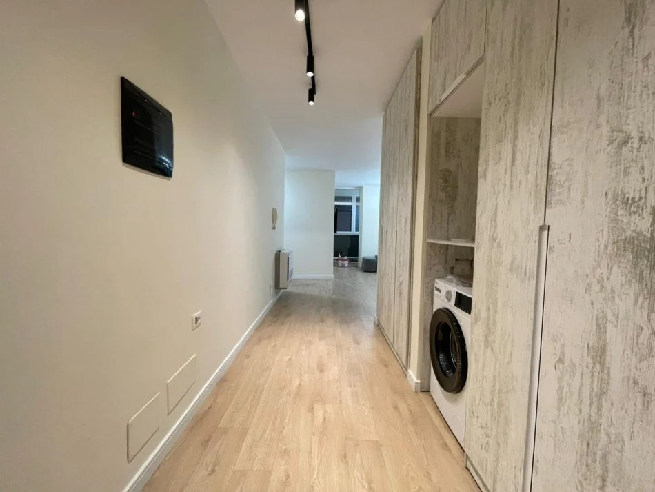 Tirane, jepet me qera apartament 2+1 Kati 8, 100 m² 800 € (Prane Lulishtes tek Komuna e Parisit.)
