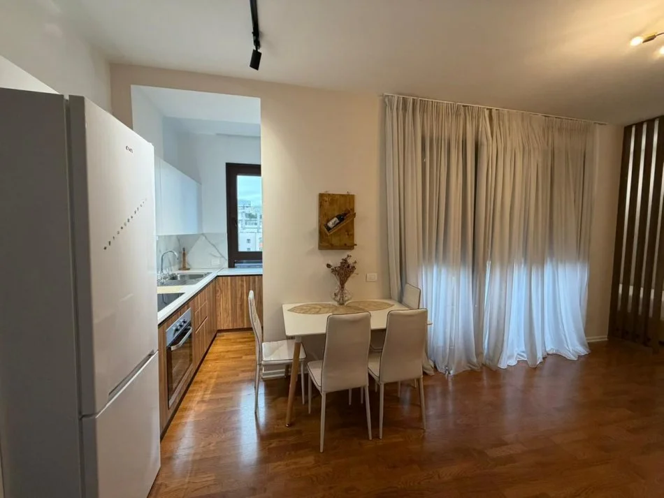 Tirane, jepet me qera apartament 1+1 Kati 4, 71 m² 920 € (Rruga e Barrikadave.)