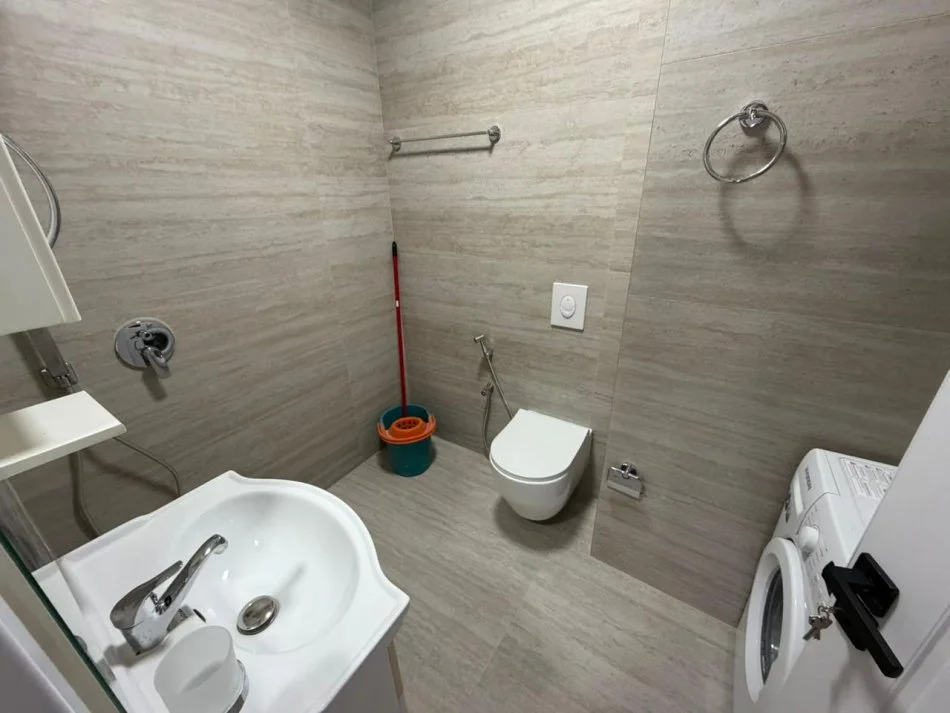 Tirane, jepet me qera apartament 2+1 Kati 11, 100 m² 700 € (Lulishtja tek Komuna e Parisit.)