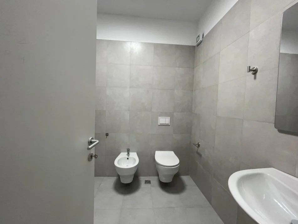 Tirane, jepet me qera apartament 2+1 Kati 2, 118 m² 1.200 € (Liqeni i Thate.)