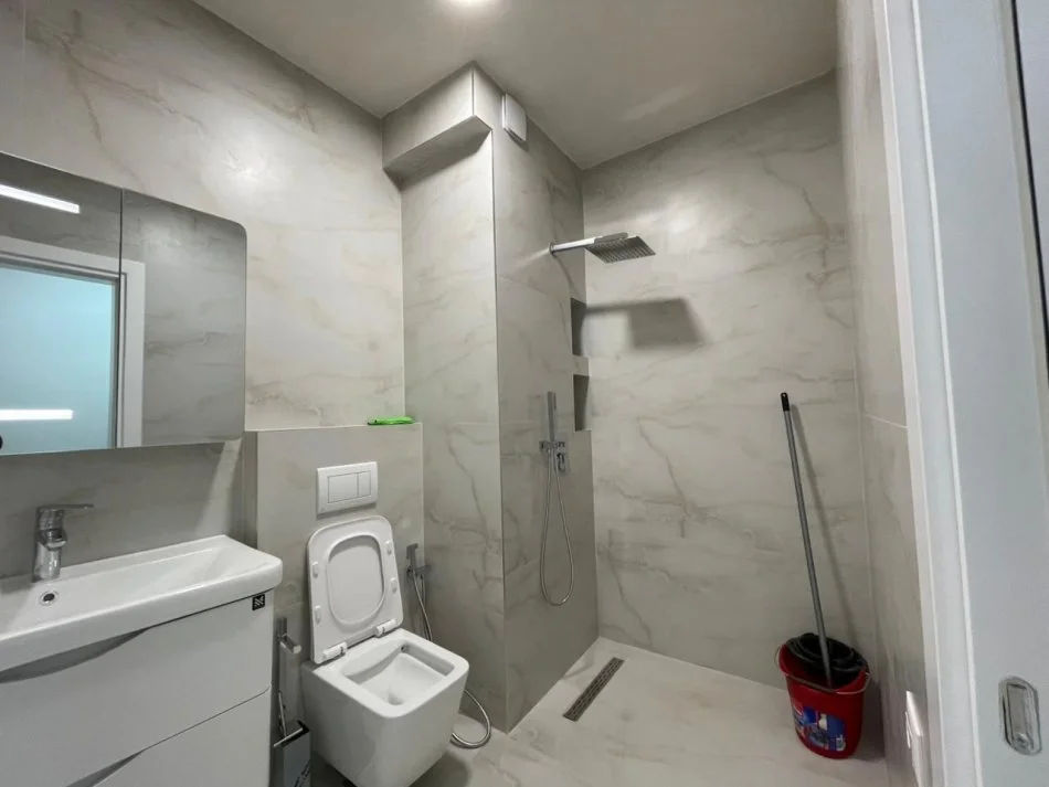 Tirane, jepet me qera apartament 2+1 Kati 8, 100 m² 800 € (Prane Lulishtes tek Komuna e Parisit.)