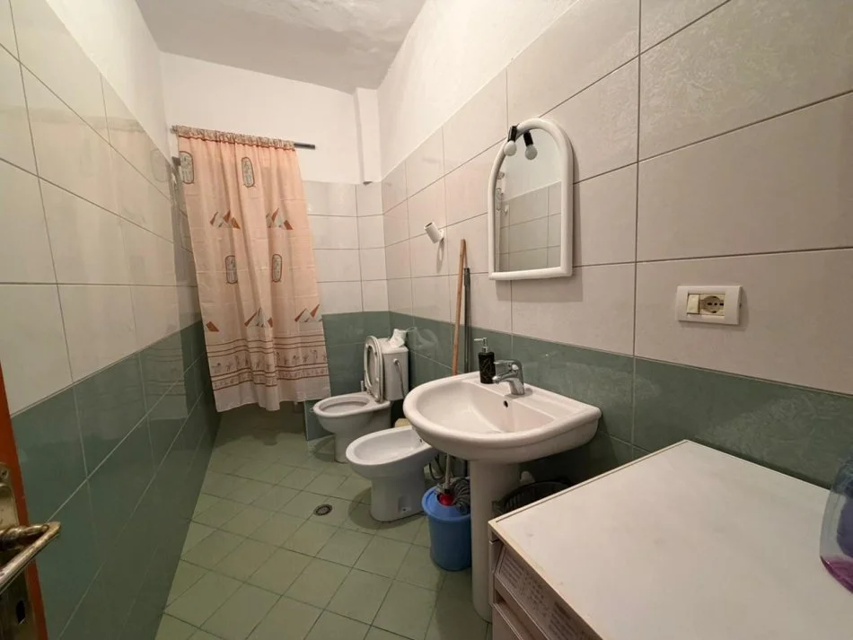 Tirane, jepet me qera apartament 1+1 Kati 3, 56 m² 430 € (Medreseja)