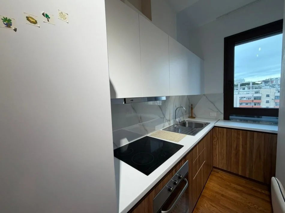 Tirane, jepet me qera apartament 1+1 Kati 4, 71 m² 920 € (Rruga e Barrikadave.)