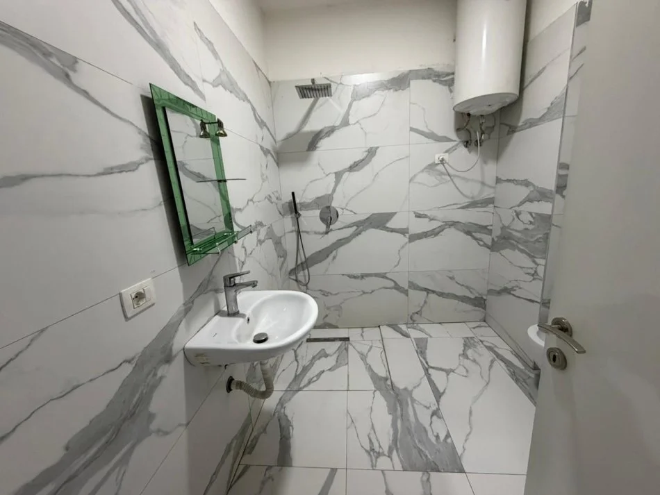 Tirane, jepet me qera apartament 1+1 Kati 2, 65 m² 500 € (Shkolla e Bashkuar.)