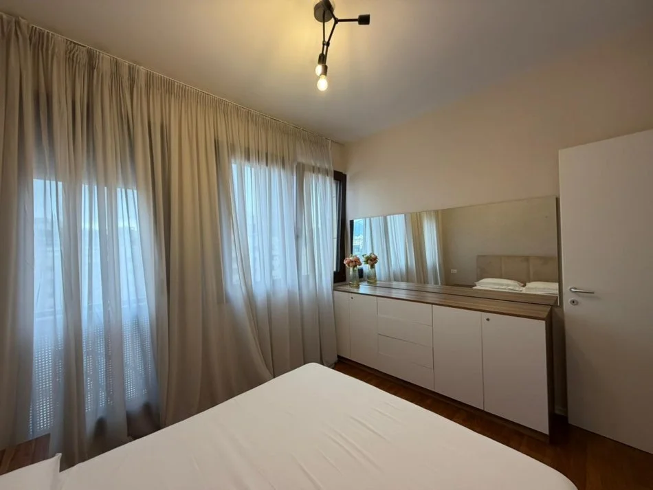 Tirane, jepet me qera apartament 1+1 Kati 4, 71 m² 920 € (Rruga e Barrikadave.)
