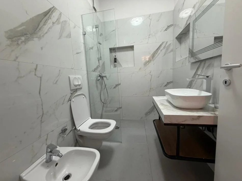 Tirane, jepet me qera apartament 1+1 Kati 4, 71 m² 920 € (Rruga e Barrikadave.)