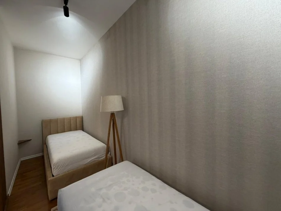 Tirane, jepet me qera apartament 1+1 Kati 4, 71 m² 920 € (Rruga e Barrikadave.)