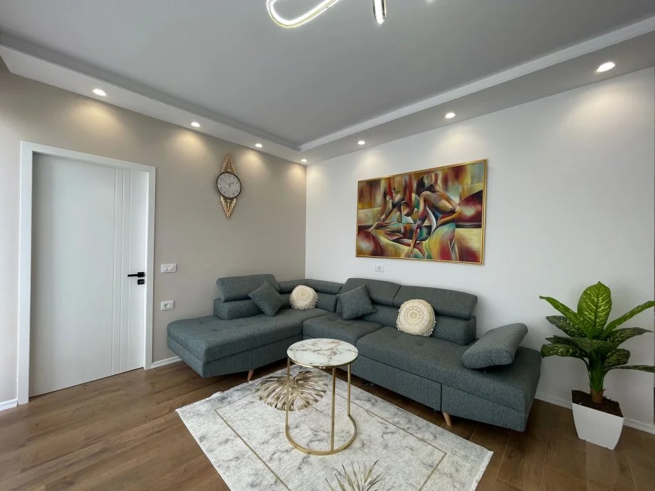 Tirane, jepet me qera apartament 2+1+Ballkon Kati 3, 104 m² 1.000 € (RRUGA E BARRIKADAVE)