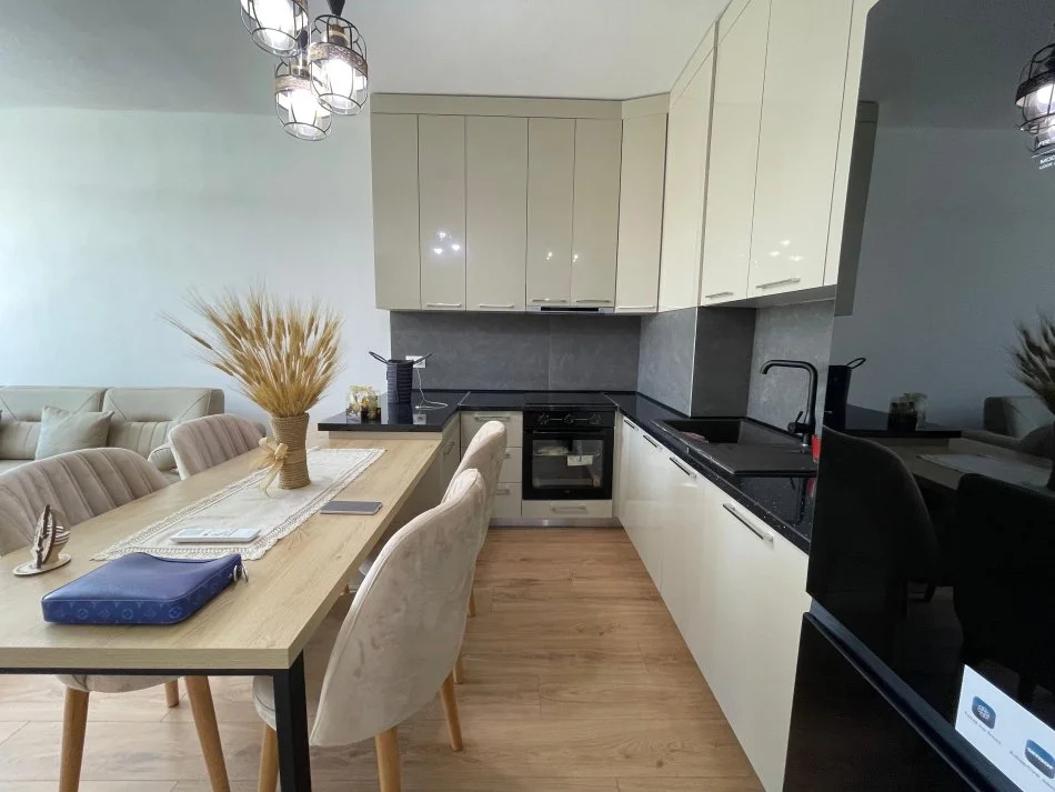 Tirane, jepet me qera 1+1 Kati 3, 60 m² 