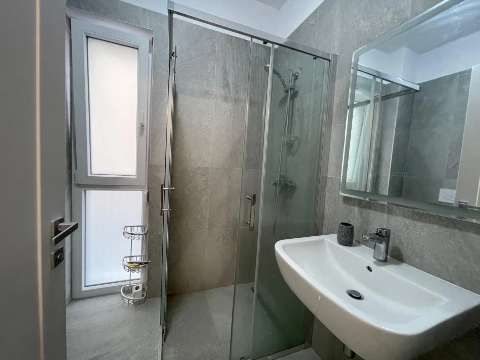 Tirane, jepet me qera apartament 3+1 , 120 m² 1.200 € 