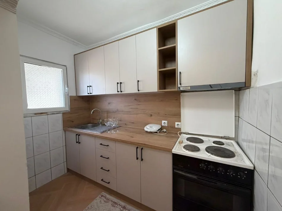 Tirane, jepet me qera apartament 1+1 Kati 4, 55 m² 500 € (Mine Peza)