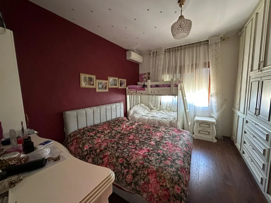 Tirane, jepet me qera apartament 1+1 Kati 9, 70 m² 650 € (Komuna e Parisit)