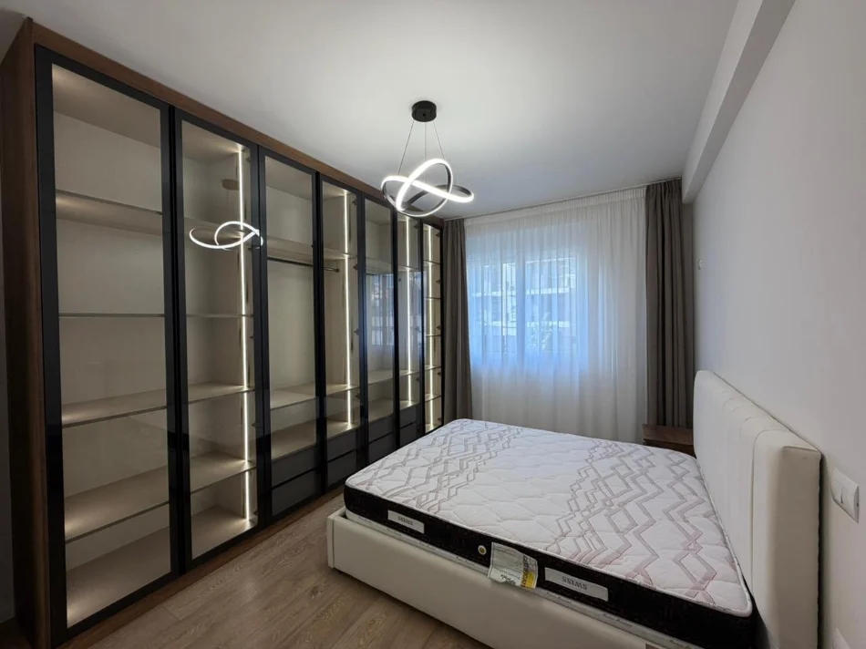 Tirane, jepet me qera apartament 1+1 Kati 4, 70 m² 800 € (Komuna e Parisit)