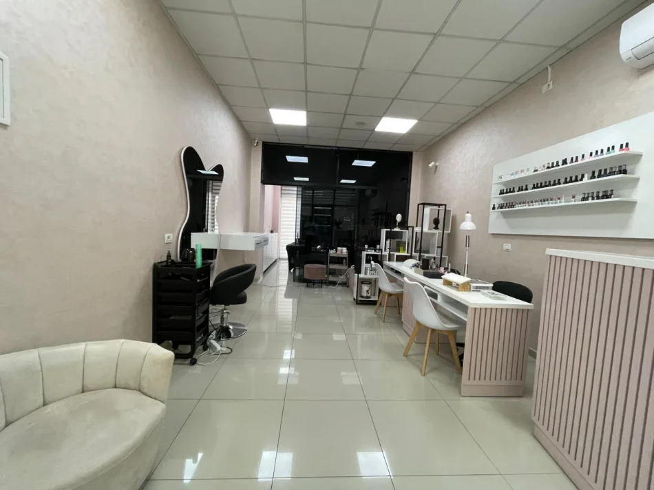 Tirane, jepet me qera ambjent biznesi Kati 0, 70 m² (Kristal Center)