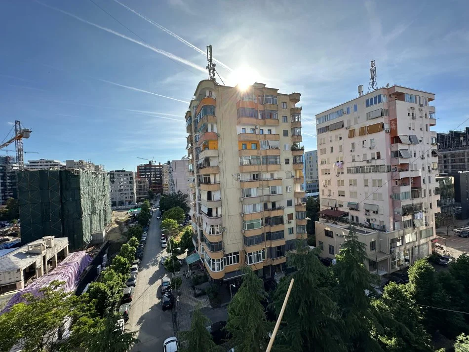 Tirane, Liste me oferta 2+1+Ballkon Kati 6, 90 m² (parku i autobusave)
