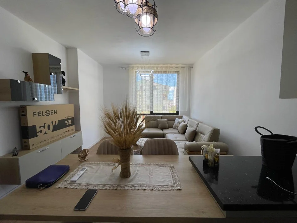 Tirane, jepet me qera 1+1 Kati 3, 60 m² 