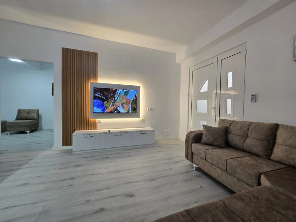 Tirane, jepet me qera apartament 2+1 , 100 m² 400 € (Prane New York School)