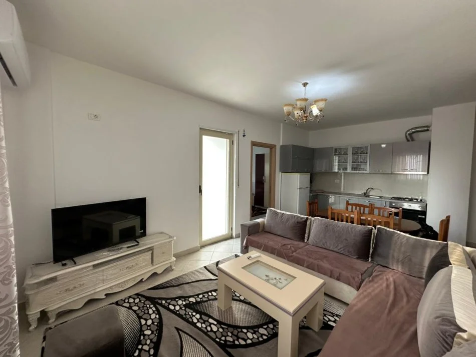 Tirane, jepet me qera apartament 2+1 , 84 m² 320 € (Prane Restorant Qesaraka.)