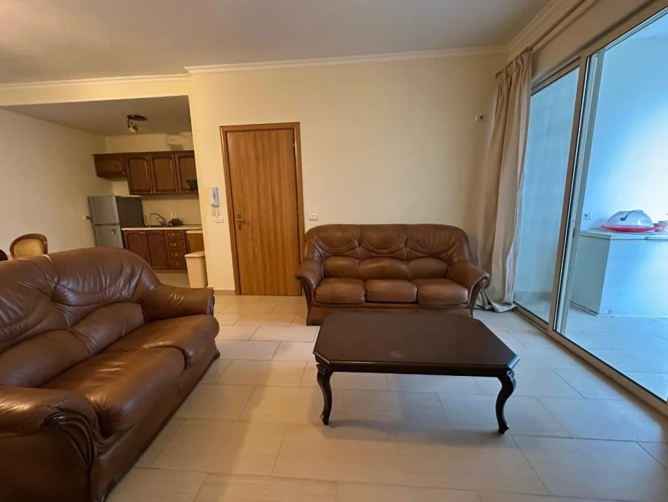 Tirane, jepet me qera apartament 2+1 Kati 2, 100 m² 600 € (Rruga Hoxha Tahsim)