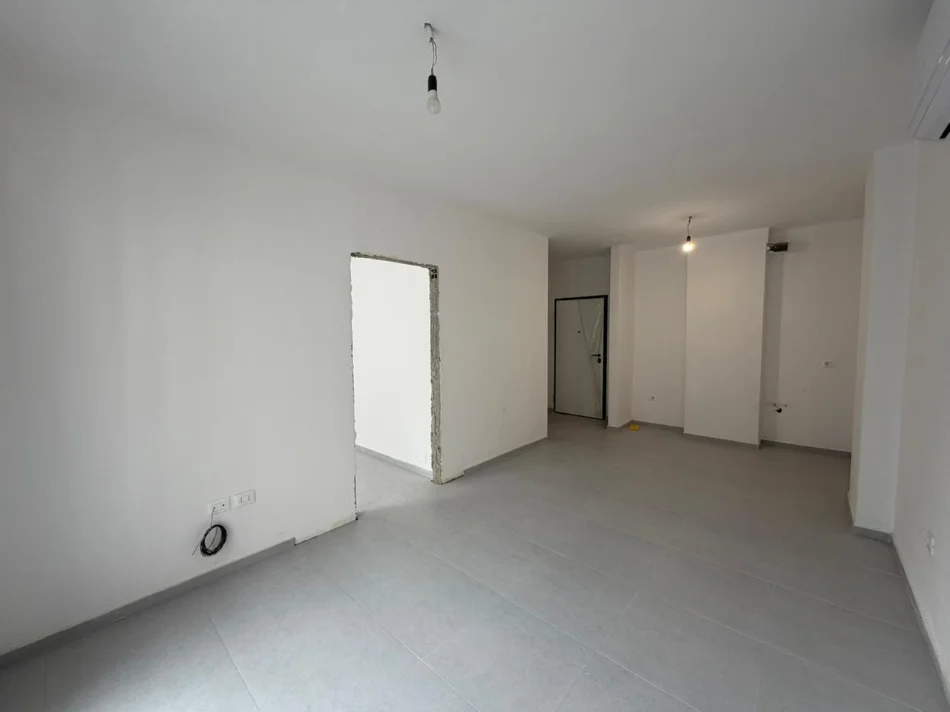 Tirane, jepet me qera apartament 1+1 Kati 2, 60 m² 400 € (Laprake)
