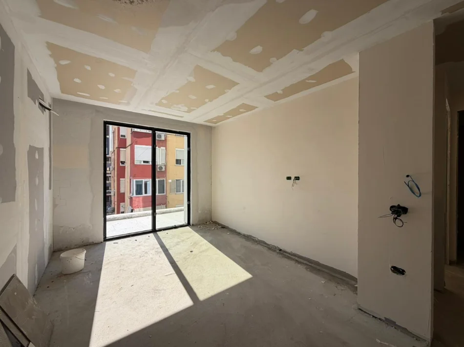 Tirane, shitet apartament 1+1 Kati 5, 95 m² 250.000 € (Vasil Shanto)