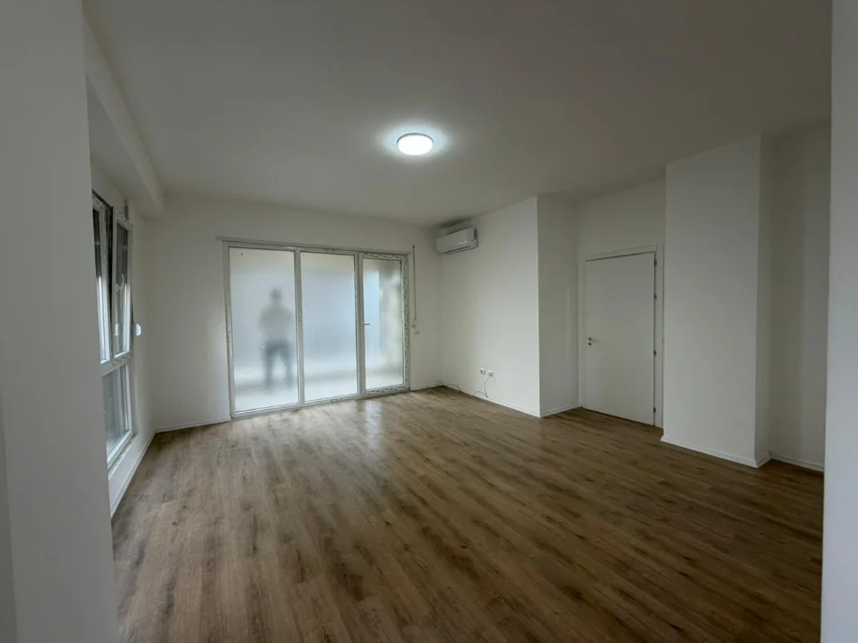 Tirane, shitet apartament 3+1 Kati 2, 143 m² 250.000 € (Fusha e Aviacionit)
