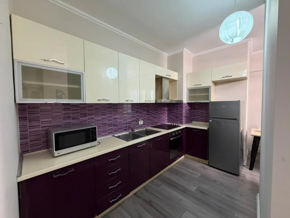 Tirane, jepet me qera apartament 2+1 Kati 2, 112 m² 850 € (Rruga e Barrikadave)