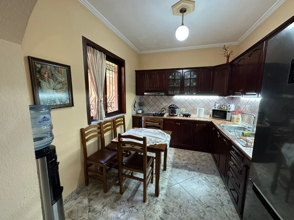 Tirane, shitet Vile 2 Katshe Kati 0, 280 m² 500.000 € (Jordan Misja)