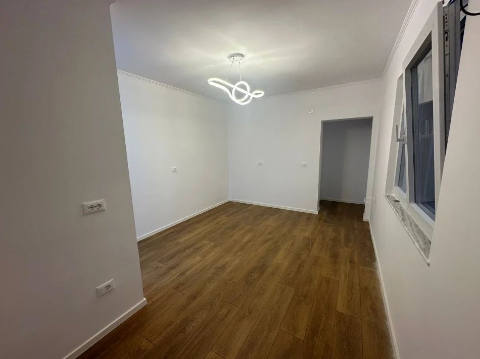 Tirane, shitet apartament 1+1 Kati 4, 40 m² 122.000 € (Shkolla e kuqe)
