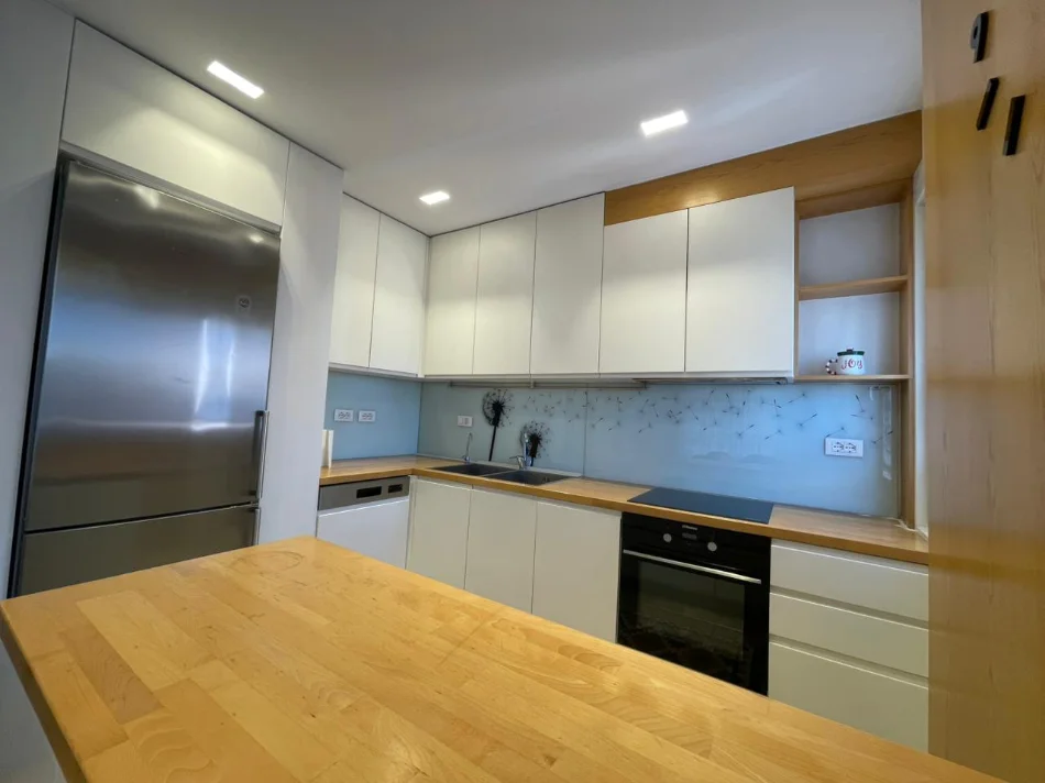 Tirane, jepet me qera apartament 3+1 Kati 4, 154 m² 1.500 € (Komuna e Parisit.)