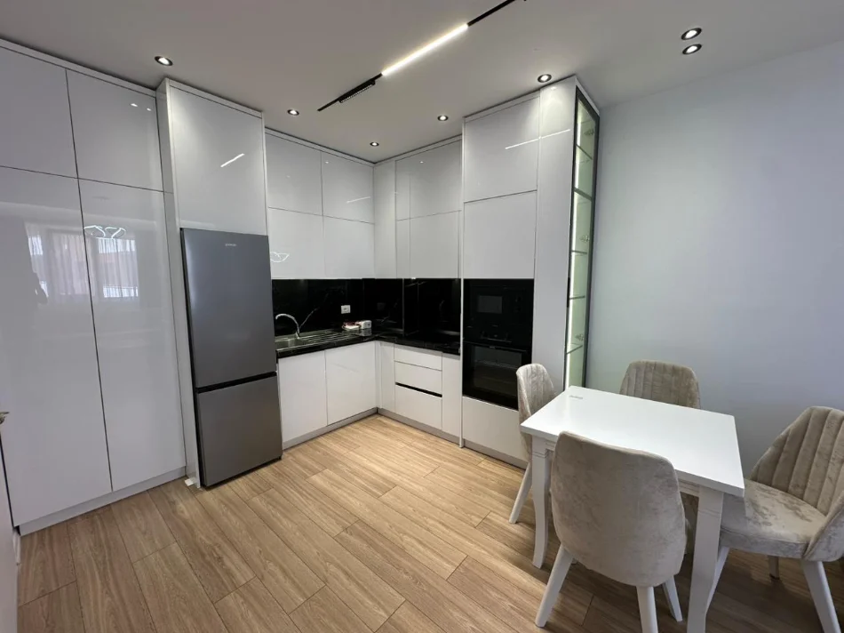 Tirane, jepet me qera apartament 1+1 Kati 4, 75 m² 550 € (Astir)