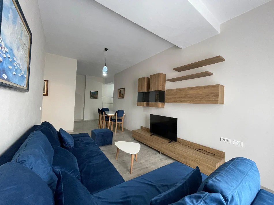 Tirane, jepet me qera apartament 1+1 Kati 2, 82 m² 600 € (Xhamlliku)