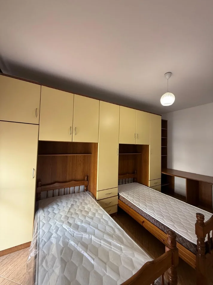 Tirane, jepet me qera apartament 2+1 Kati 4, 90 m² 700 € (Komuna e Parisit)