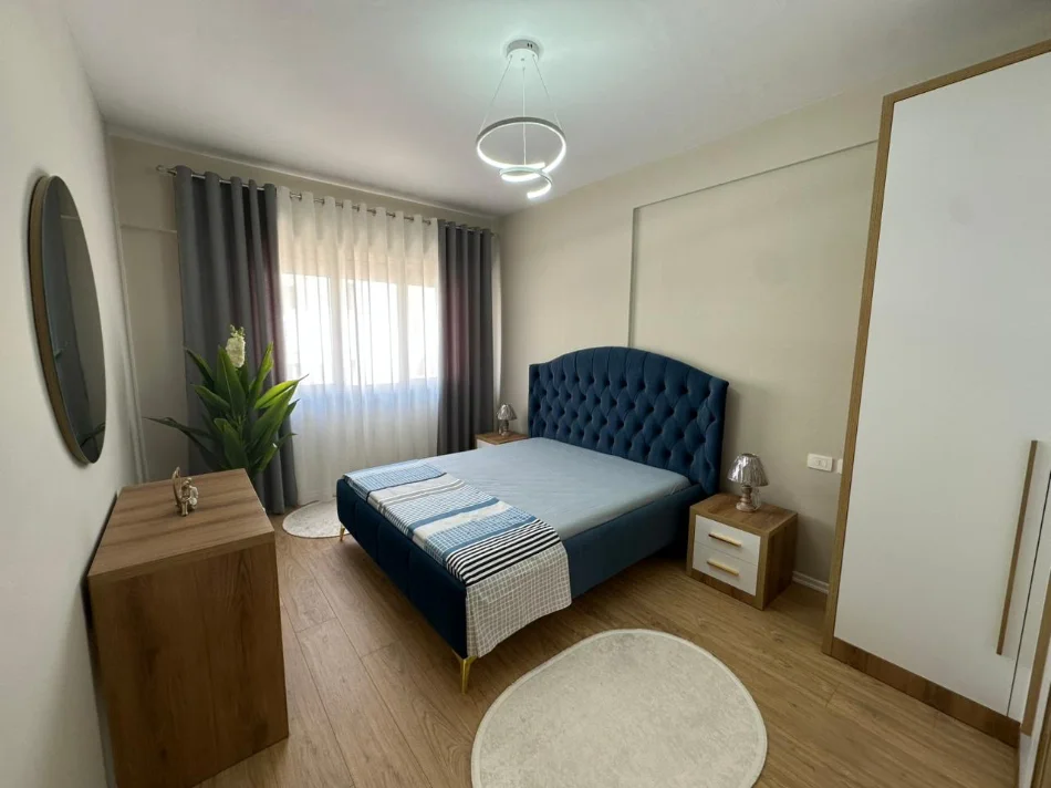 Tirane, jepet me qera apartament 2+1 Kati 4, 98 m² 880 € (Krsital Center)