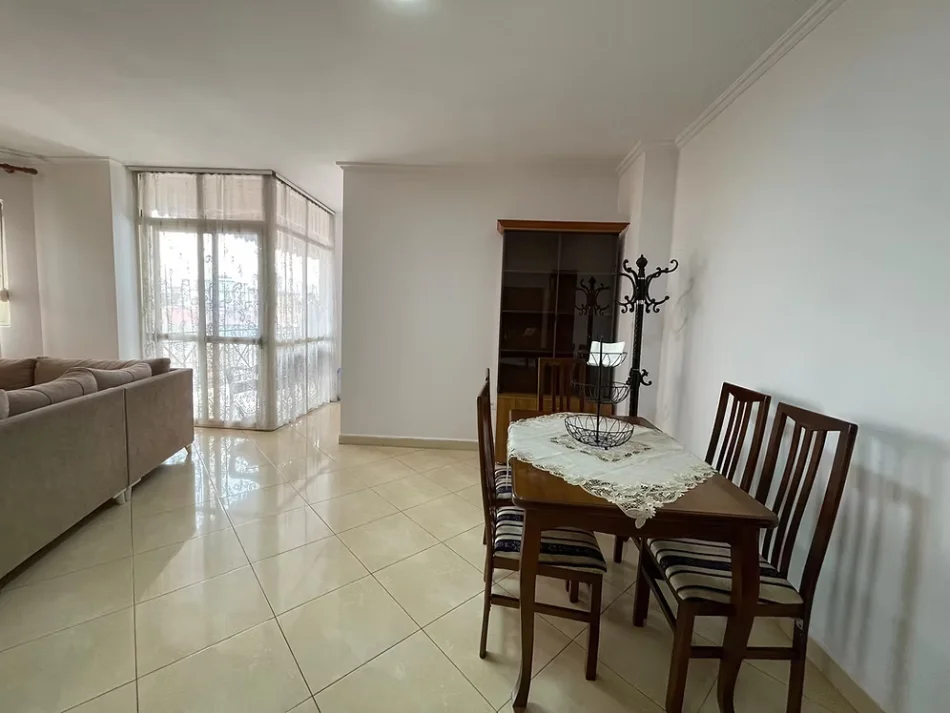 Tirane, jepet me qera apartament 2+1 Kati 9, 120 m² 696.020.003 € (Rruga e Barrikadave.)
