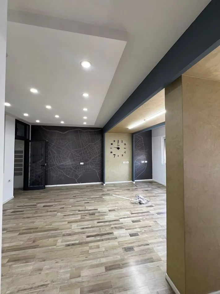 Tirane, jepet me qera ambjent biznesi Kati 3, 108 m² 1.400 € (Sheshi Willson.)