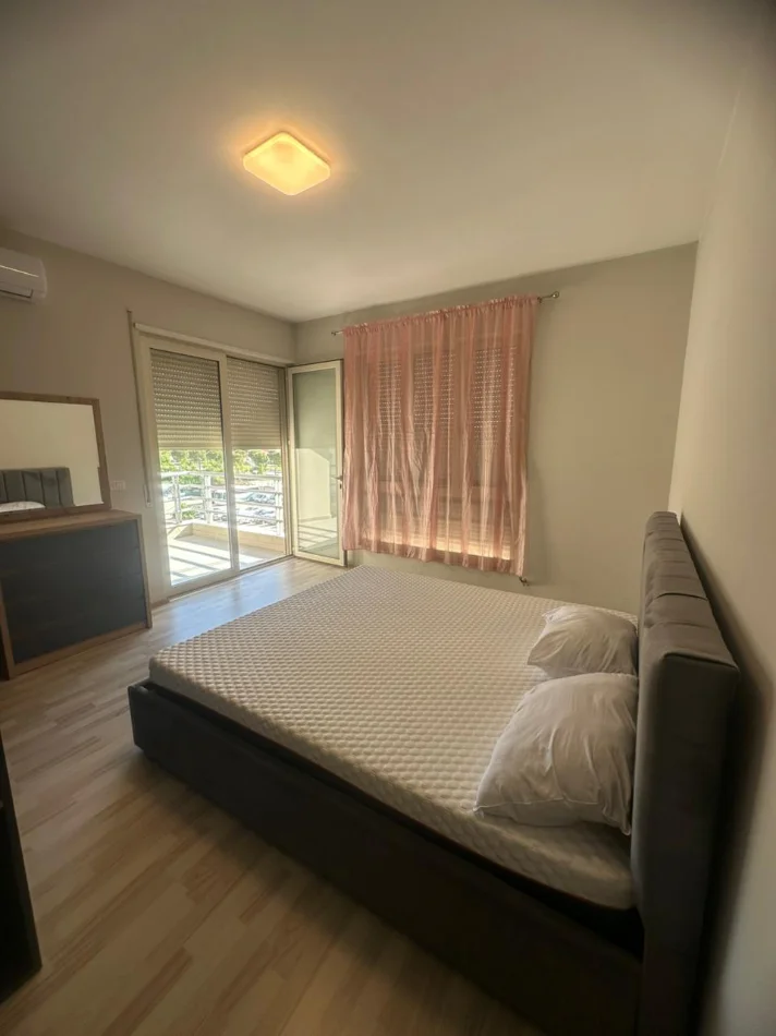 jepet me qera apartament Kati 3, 90 m² 700 € (Bulevardi i Ri)