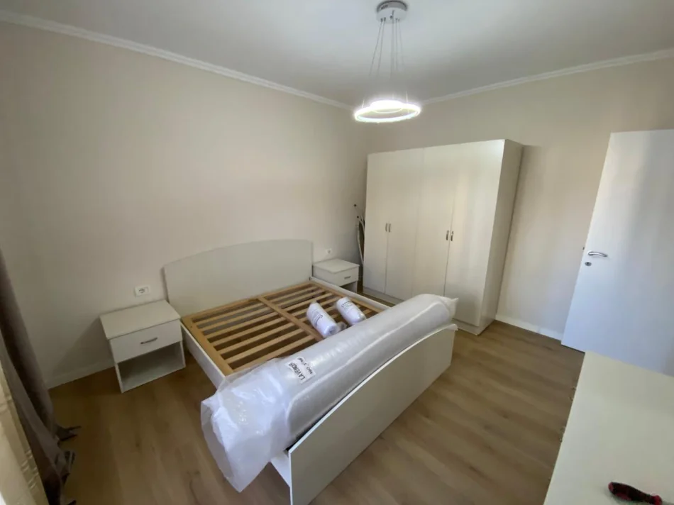 Tirane, jepet me qera apartament 2+1 Kati 4, 95 m² 700 € (Myslym Shyri)