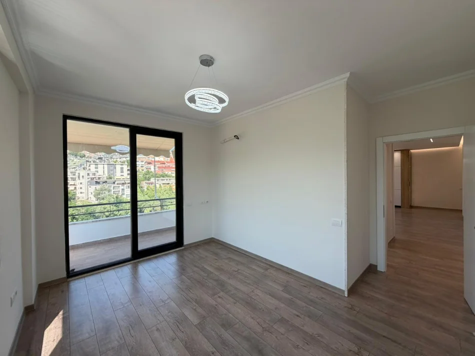 Tirane, shitet apartament 2+1 Kati 2, 116 m² 273.000 € (Liqeni i Thate)