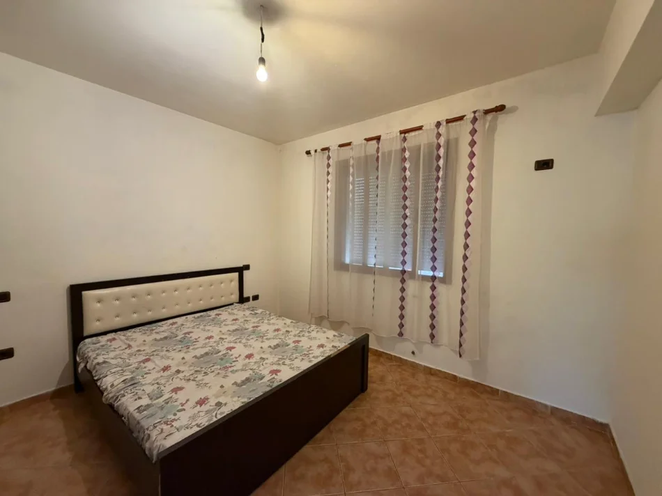 Tirane, jepet me qera apartament 1+1 Kati 1, 50 m² 400 € (Ish-Parku i Autobusave.)