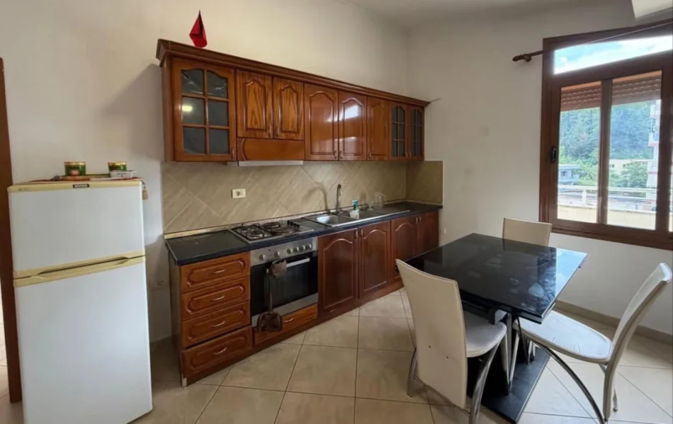 Tirane, jepet me qera apartament 3+1 Kati 3, 120 m² 700 € (Rruga e Elbasanit)