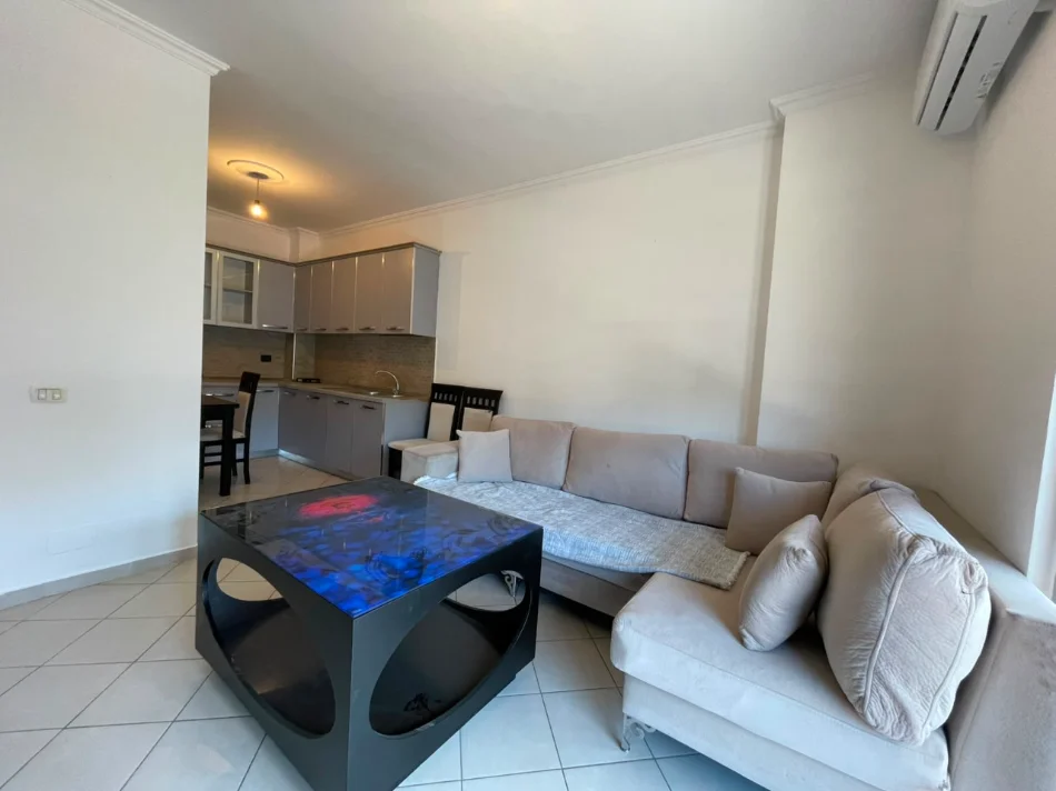 Tirane, jepet me qera apartament 1+1 Kati 2, 60 m² 400 € (Yzberisht)