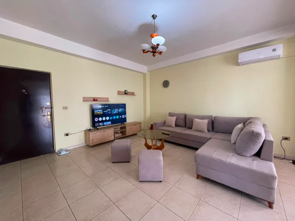 Tirane, jepet me qera apartament 2+1 Kati 3, 120 m² 600 € (Farmacia 10)