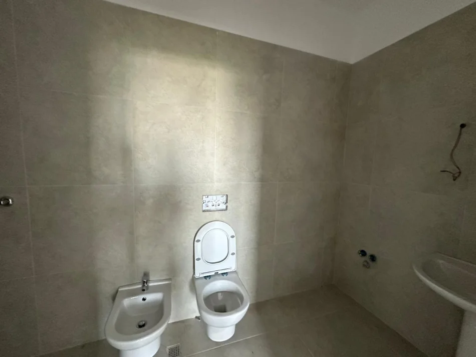 Tirane, shitet apartament 2+1 Kati 3, 143 m² 358.000 € (Liqeni i Thate)